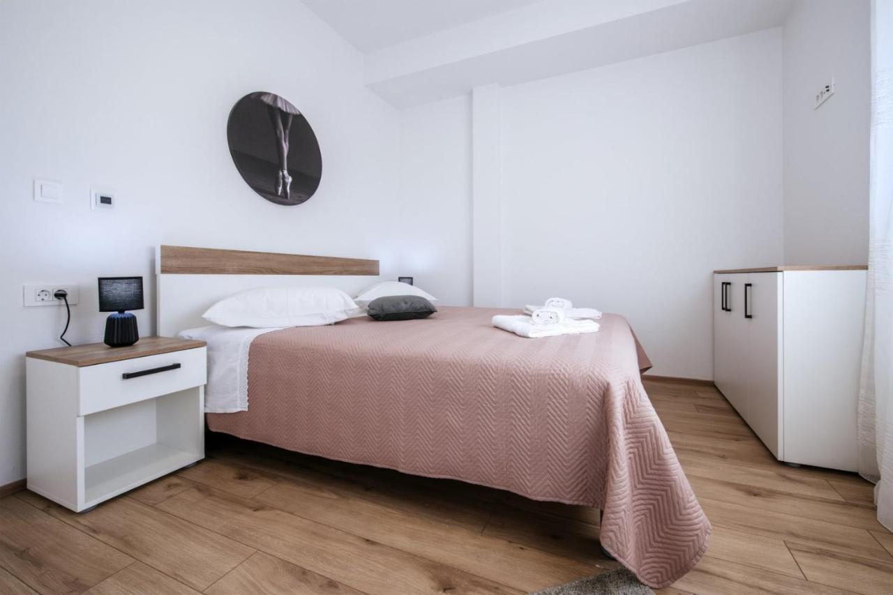 Crowonder Sun Dance Apartments With Heated Swimming Pool Seaview And Garden Sveti Filip i Jakov Eksteriør billede