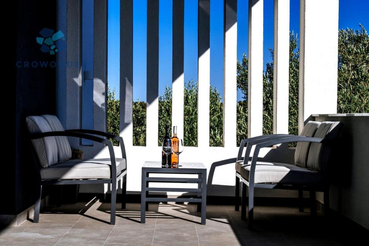 Crowonder Sun Dance Apartments With Heated Swimming Pool Seaview And Garden Sveti Filip i Jakov Eksteriør billede