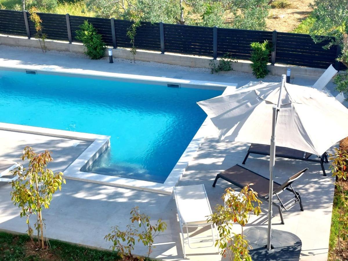Crowonder Sun Dance Apartments With Heated Swimming Pool Seaview And Garden Sveti Filip i Jakov Eksteriør billede