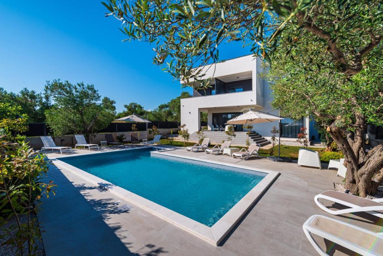 Crowonder Sun Dance Apartments With Heated Swimming Pool Seaview And Garden Sveti Filip i Jakov Eksteriør billede