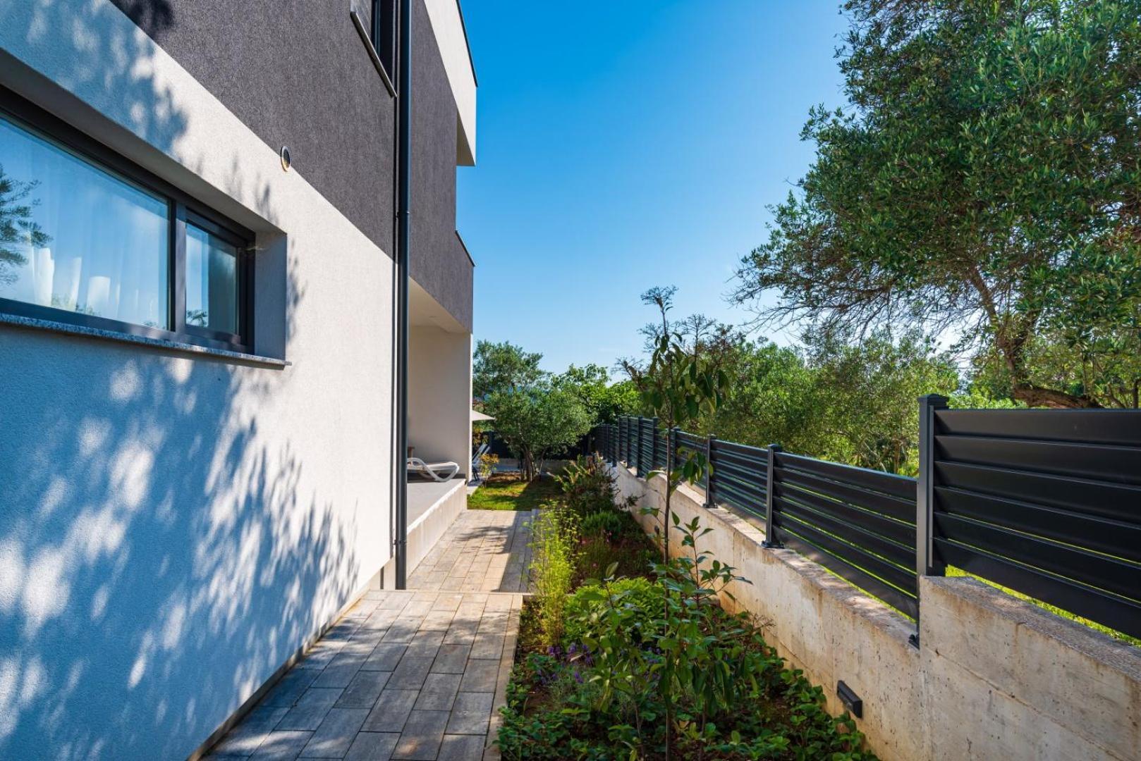 Crowonder Sun Dance Apartments With Heated Swimming Pool Seaview And Garden Sveti Filip i Jakov Eksteriør billede